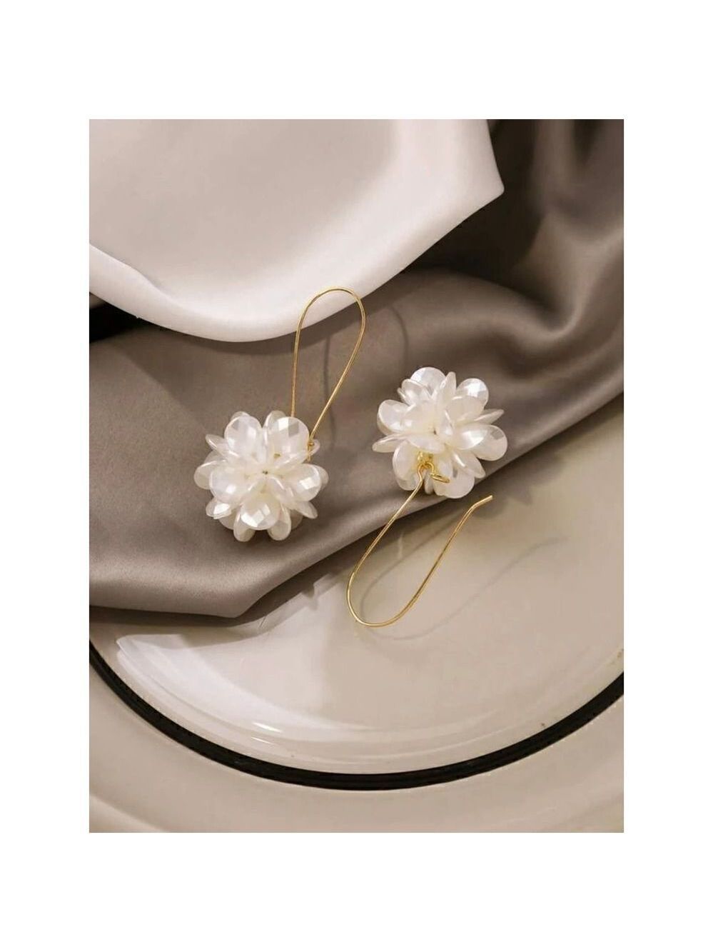 3D Floral Earrings White Big Flowers Gold Plated Dangle Earrings - Picture 4 of 9